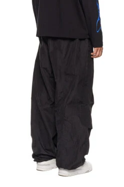 Parachute Pants Black -olakala Verkäufe 20230725 Ola Kala Synergy Collection eCom Look05 Hose 0393 bb56228e fba6 4ae3 bfb1 ac039dd69353