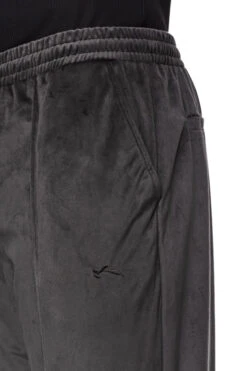 Sports Velour Jogger Pants Gray -olakala Verkäufe 20240114 Ola Kala eCom Sports2 Look02 Unterteil 0094