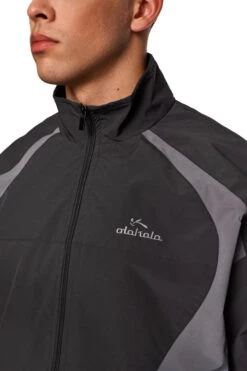 Sports Trackjacket Black -olakala Verkäufe 20240114 Ola Kala eCom Sports2 Look03 Oberteil 0139