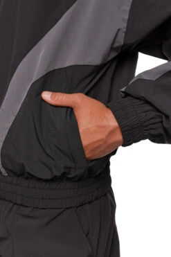 Sports Trackjacket Black -olakala Verkäufe 20240114 Ola Kala eCom Sports2 Look03 Oberteil 0147