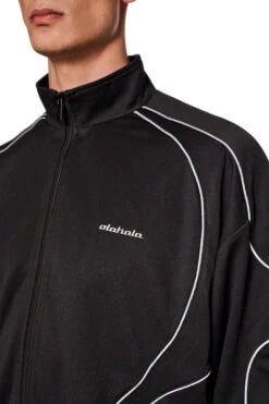 Rave Trackjacket Black -olakala Verkäufe 20240409 Ola Kala SS24 eCom Look03 Oberteil 0162