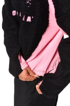 Fleece V-Neck Sweater Pink -olakala Verkäufe 20241018 Ola Kala eCom FW Look03 Oberteil 0113