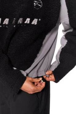 Fleece V-Neck Sweater Black -olakala Verkäufe 20241018 Ola Kala eCom FW Look05 Oberteil 01661