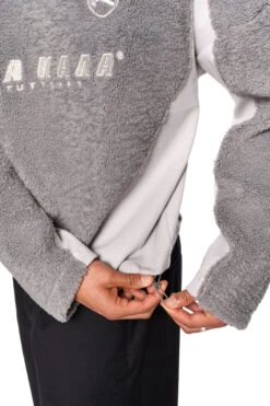 Fleece V-Neck Sweater Gray -olakala Verkäufe 20241018 Ola Kala eCom FW Look07 Oberteil 0226