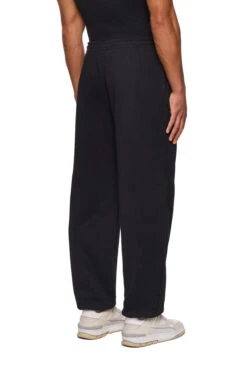 CC Core Sweatpants Black 8 CC Core Sweatpants Black -olakala Verkäufe 20250204 Ola Kala eCom CC Luminous Look 01 00191