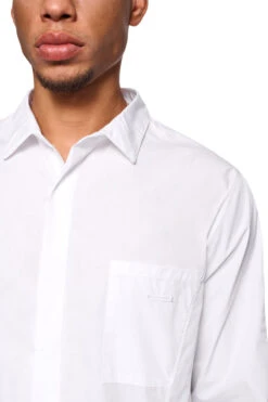 CC Core Button Shirt White -olakala Verkäufe 20250204 Ola Kala eCom CC Luminous Look 14 0327
