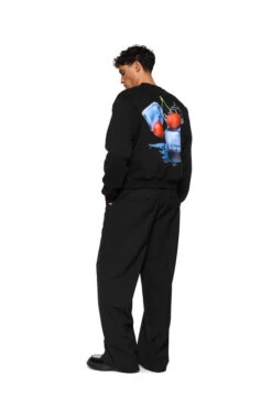 Neighbour´s Cherries Sweater Black -olakala Verkäufe 20250506 Olakala PANGEA eCom Look11 Oberteil 0757 0bcc93cb eb03 4b5a 8949 84a186e21dd5