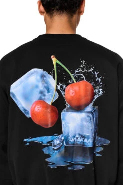 Neighbour´s Cherries Sweater Black -olakala Verkäufe 20250506 Olakala PANGEA eCom Look11 Oberteil 0762 5befe733 0bef 4bf8 8314 54c2fc5a3258