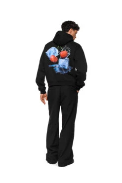 Neighbour´s Cherries Hoodie Black -olakala Verkäufe 20250506 Olakala PANGEA eCom Look12 Oberteil 0789 40e4ee2d 8e22 4a6a 888a 57bdbe906a83